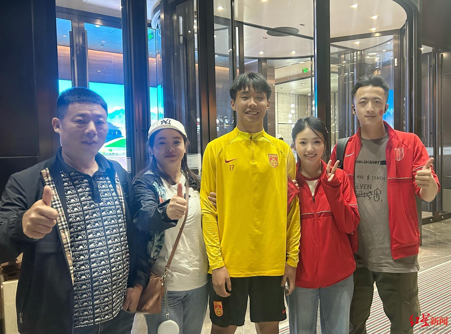 开云体育app-中国职业足球纪录,蓉城小将帅惟浩荣膺中国金童奖!姐姐透露:为领奖专门购置西装